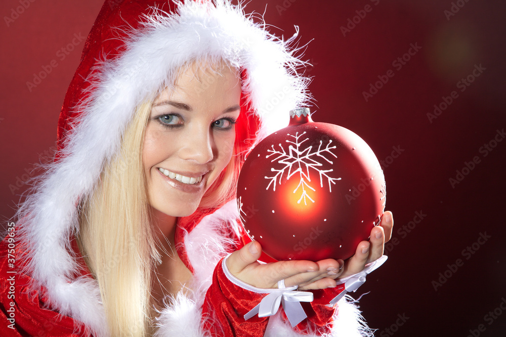 Santa Nikolaus Frau mit Weihnachtsmütze und Christbaumkugel Nahaufnahme