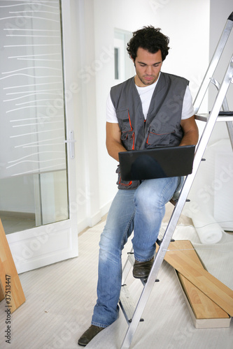 do-it-yourselfer with laptop