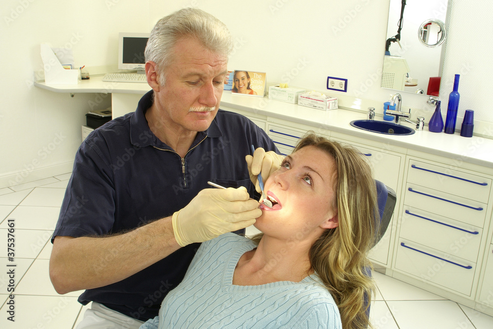 Fototapeta premium Junge Frau beim Zahnarzt