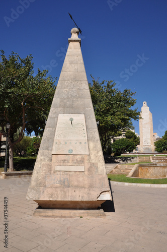 Sonnenuhr und Denkmal in Palma