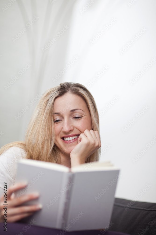 Frau ließt gemütlich ein Buch Frau ließt gemütlich ein Buch