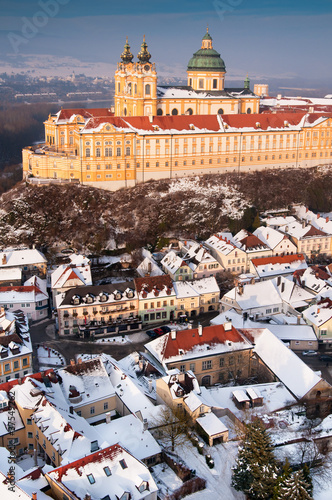 Luftaufnahme von Melk-Stift und Altstadt im Winter.