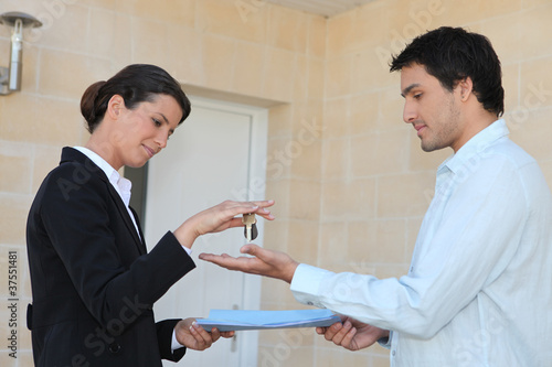 Foto New property owner receiving the keys to his property