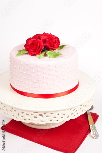 Spotted cake with red roses © MariyaPhoto