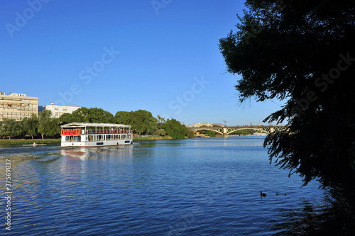 Paseo turístico por el río Guadalquivir en Sevilla © joserpizarro