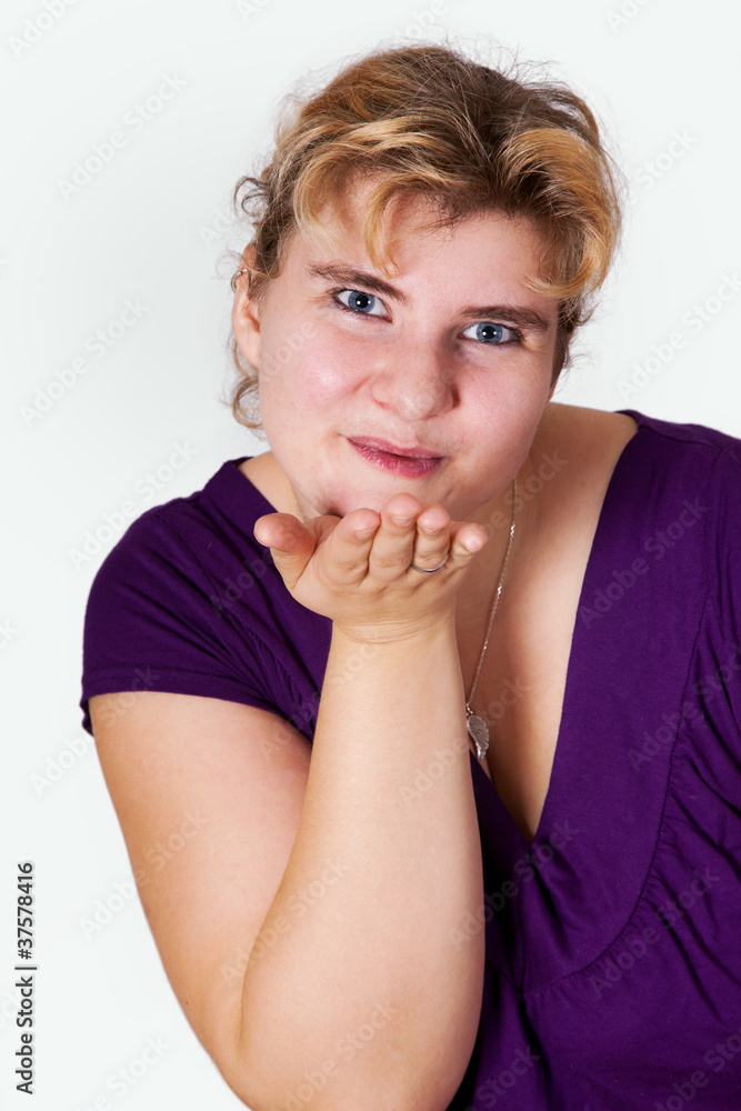 Portrait einer jungen molligen blonden Frau Portrait einer jungen molligen blonden Frau