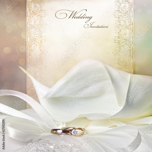 Fototapeta Naklejka Na Ścianę i Meble -  Wedding invitation card with calla lilies and golden rings