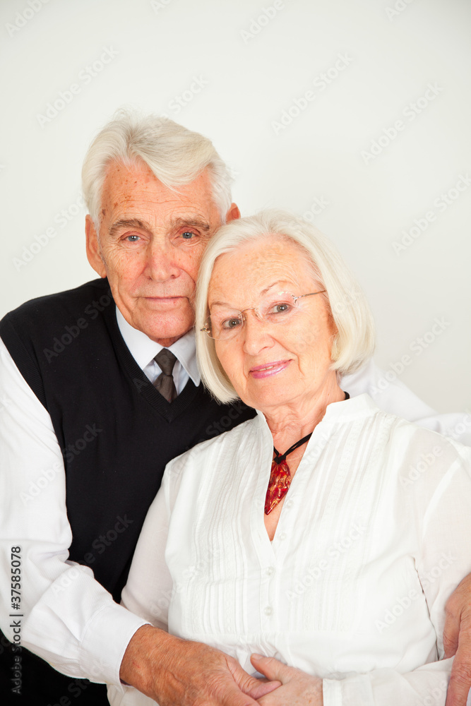 Senioren Paar umarmt sich