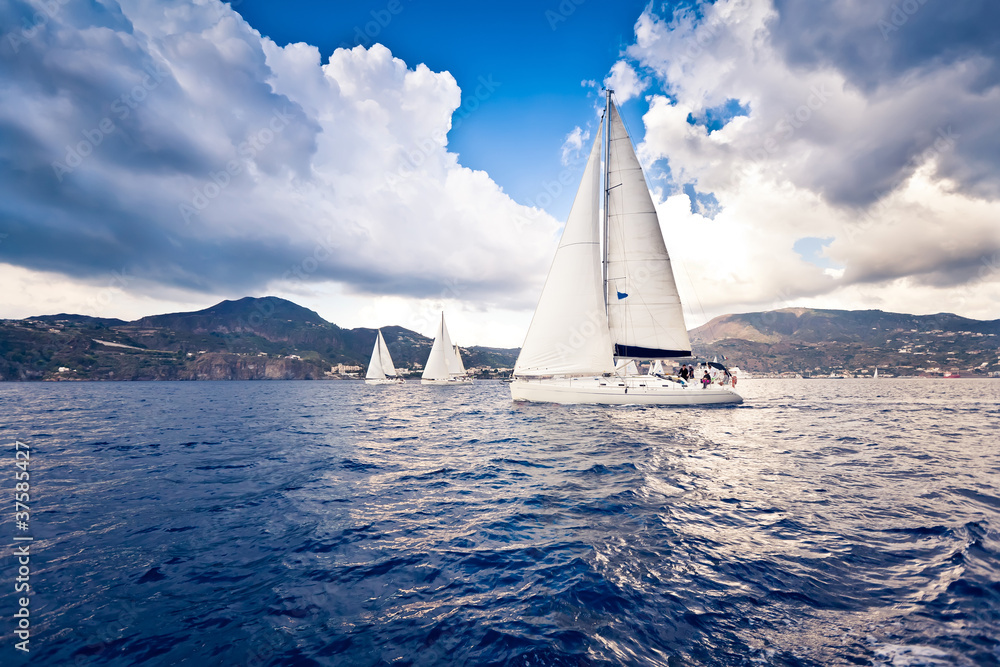 Obraz premium Sailing ship yachts with white sails