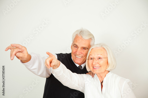 Senioren Paar glücklich zeigen