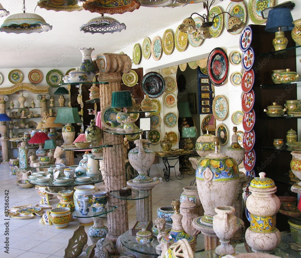 Foto Stock Santo Stefano Di Camastra, vasi di ceramica | Adobe Stock