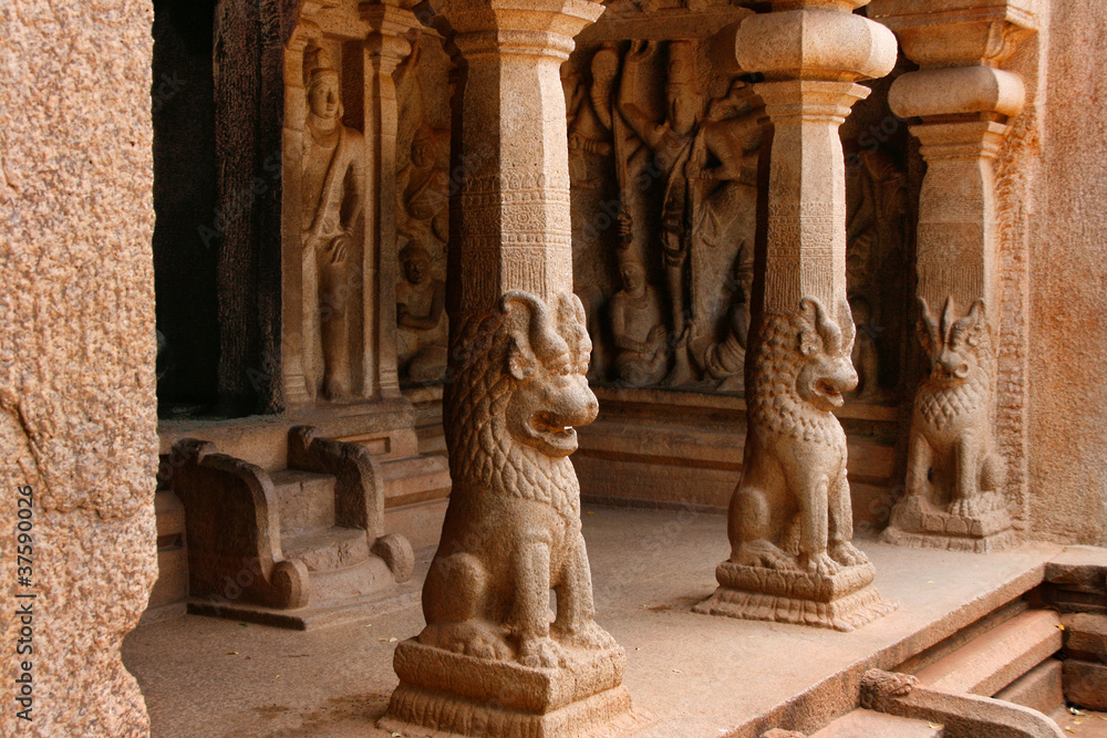 Säulen eines Felsentempels, Mahabalipuram, Südindien