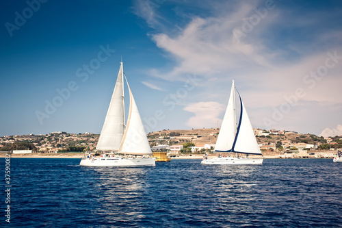 Fototapeta Naklejka Na Ścianę i Meble -  Sailing ship yachts with white sails