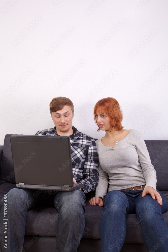 Das junge Paar auf dem Sofa Das junge Paar auf dem Sofa