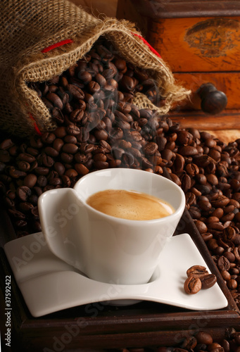 Fototapeta Caffè italiano in  tazza bianca e chicchi tostati sullo sfondo