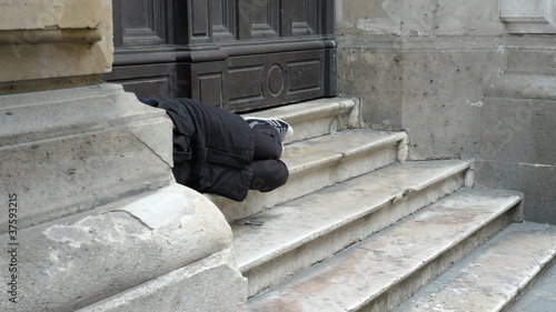Foto sdf dormant sur des marches