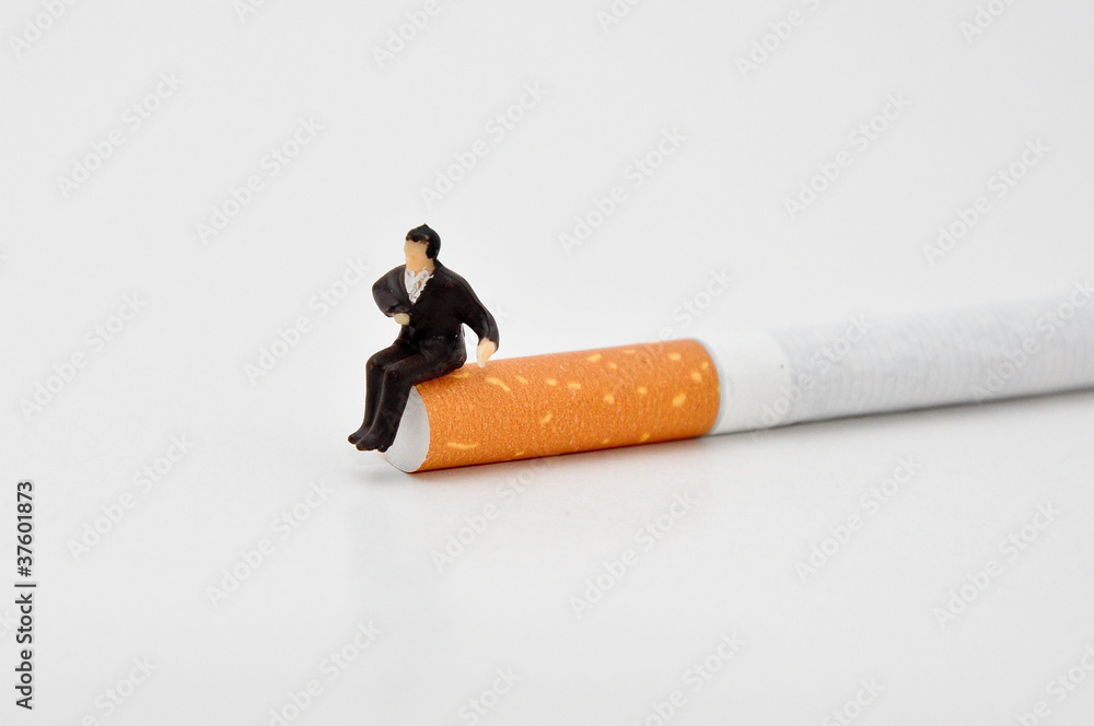 Mann auf einer Zigarette