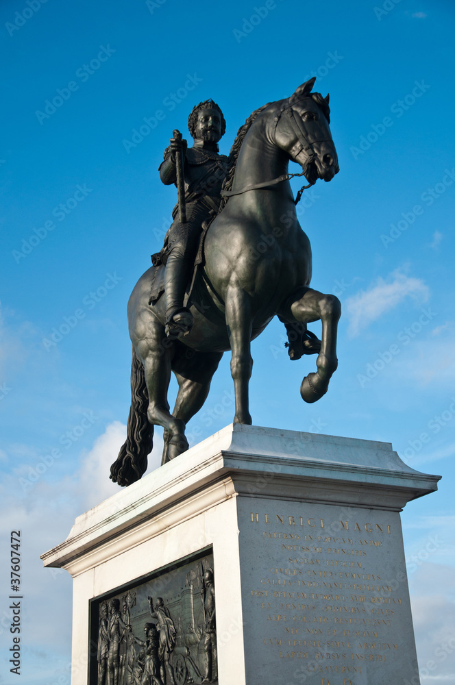statue cavalier henry IV pont neuf à Paris