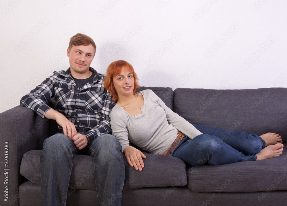 Das junge Paar auf dem Sofa Das junge Paar auf dem Sofa