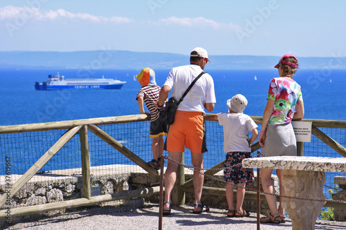 Famiglia di turisti a Duino guarda il mare