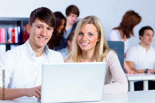 studentenpaar arbeitet am computer