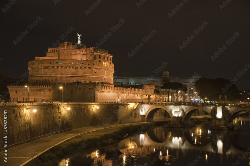 Vista nocturna del puente y castillo de Sant Angelo en Roma