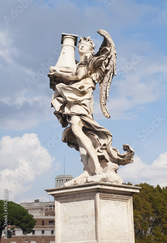 Estatua romana en el puente de Sant Angelo en Roma