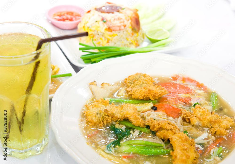 Rat-na, Soup Golden mushroom and fried chicken Rat-na, Soup Golden mushroom and fried chicken