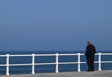 Hombre con ropa oscura mirando al mar