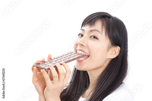 チョコレートを食べる女性