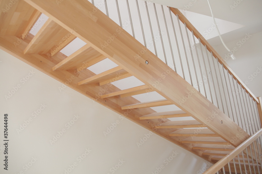 Obraz premium Holztreppe schräg unten