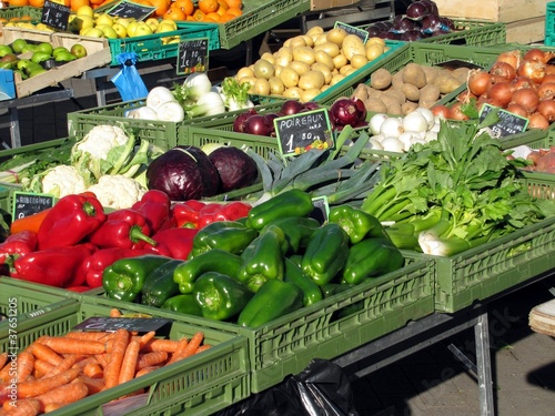 Fruits et légumes au marché de Provence photo