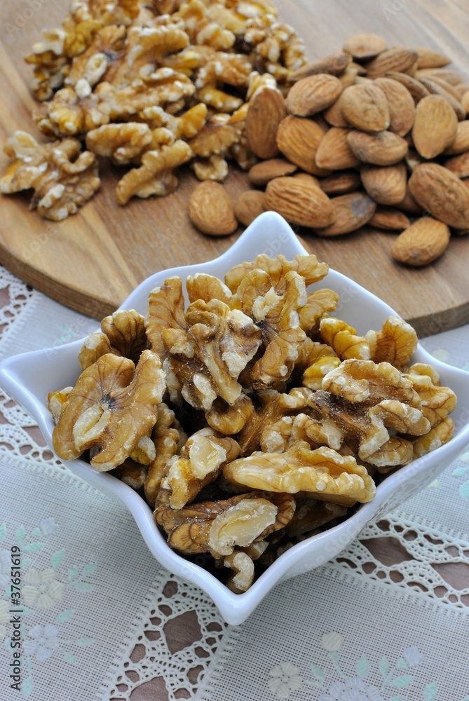 Noci e mandorle Noci e mandorle