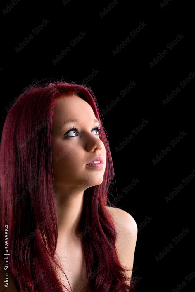 Fototapeta premium Portrait einer Frau vor schwarzem Hintergrund