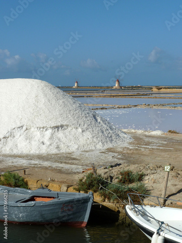 Saline et moulin à Vent, Trapani, Sicile photo