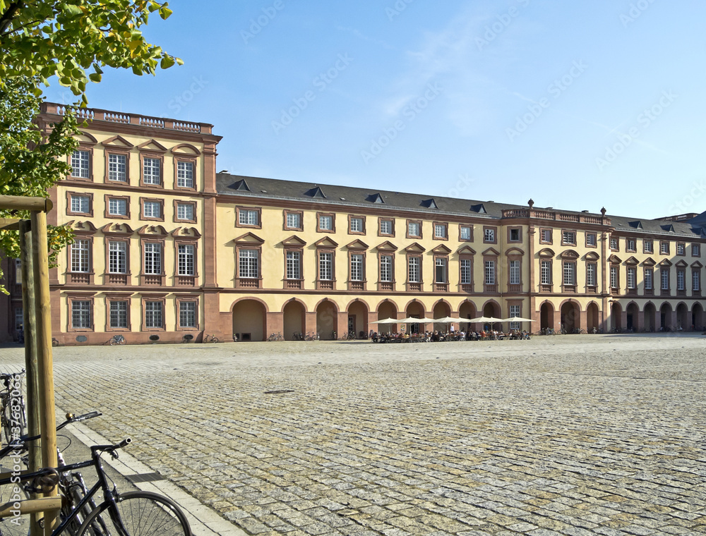 Mannheimer Uni: Campus im Schlosshof