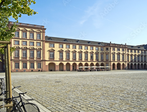 Mannheimer Uni: Campus im Schlosshof photo