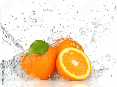 Fototapeta Naklejka Na Ścianę i Meble -  Orange fruits and Splashing water