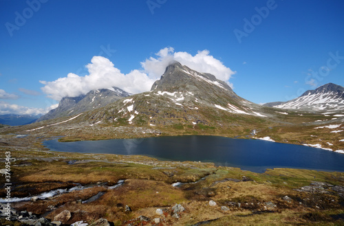 Beautiful mountain lake in Norway © Kotangens