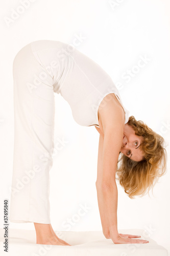 ältere Frau macht Yoga