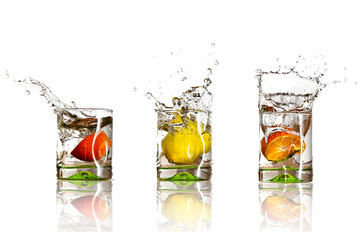 Deken met foto Opspattend water Drinks with splashing citrus fruits over white  © Patryk Kosmider