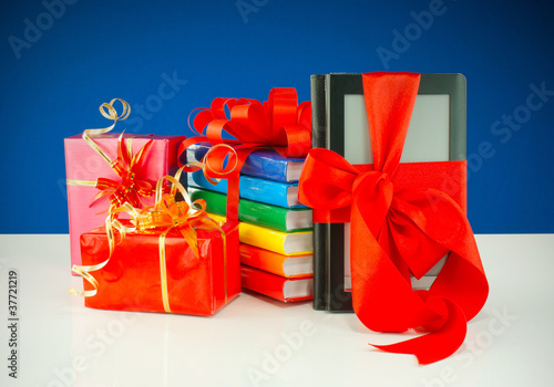 Obraz na płótnie Christmas presents with electronic book reader w salonie