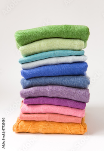 A pile of woolen sweaters / Pile de pulls en laine