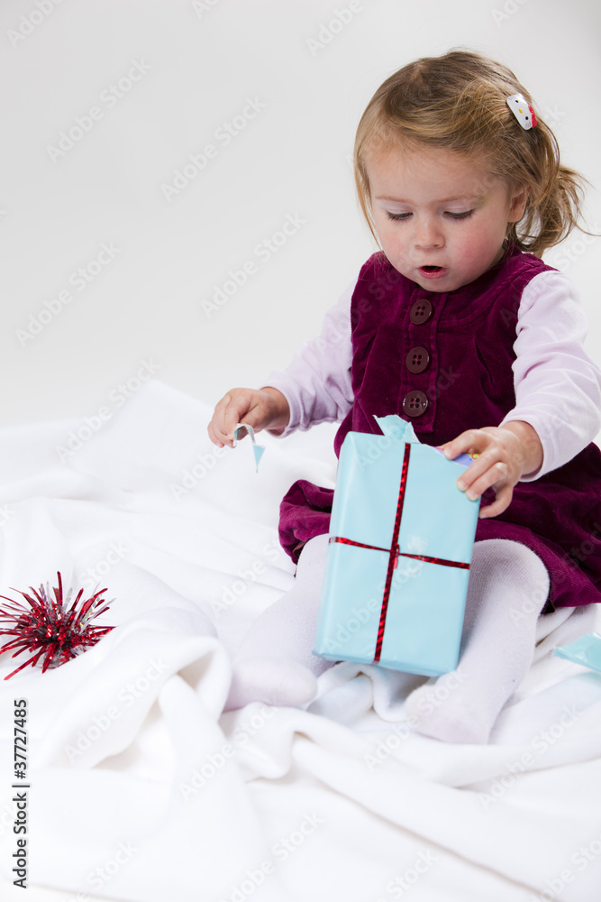 kleines Kind freut sich über Geschenk kleines Kind freut sich über Geschenk