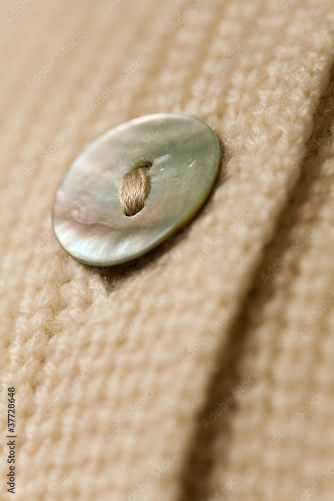 Mother-or-pearl button on woolen cardigan / Bouton en nacre Mother-or-pearl button on woolen cardigan / Bouton en nacre