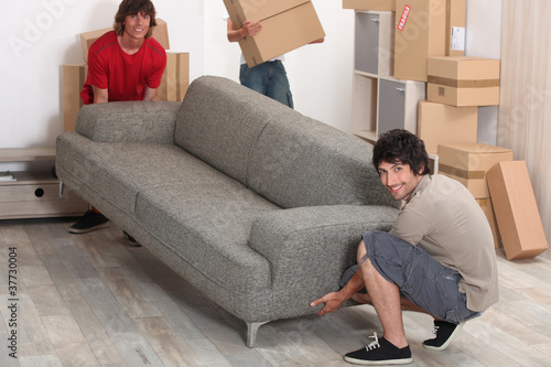 Fotografía picture of friends moving a couch