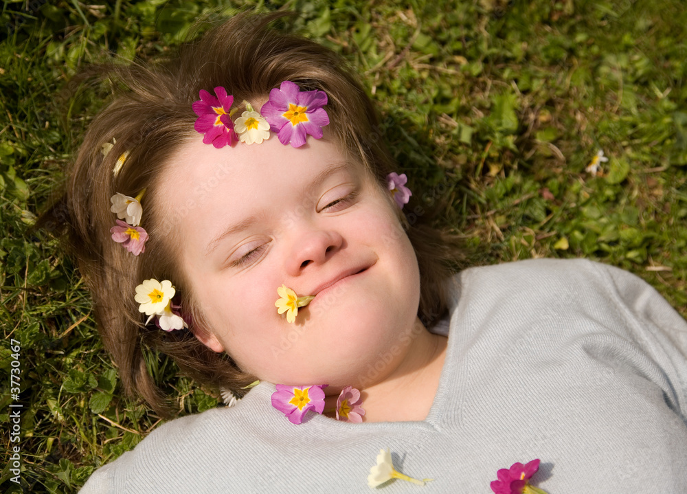 Girl resting in the grass / fille se reposant dans l'herbe. Girl resting in the grass / fille se reposant dans l'herbe.