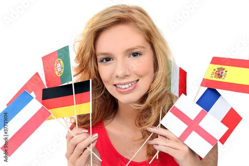Fototapeta samoprzylepna dziewczyna trzyma kilka flag narodowych