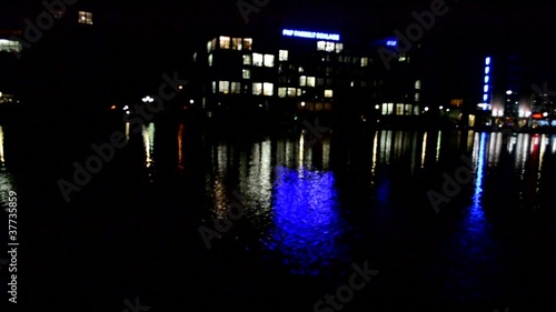 Kameraschwenk am belebten Wasser