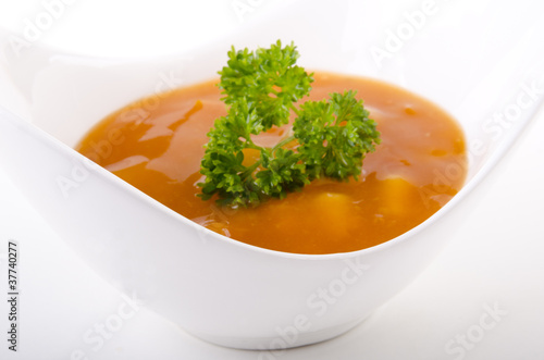 Gemüsesuppe in einer weißen Schale